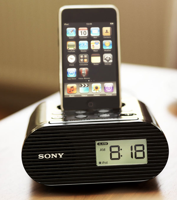 Sony ICF-C05iP y ICF-DS11iP, altavoces dock para iPod con función despertador
