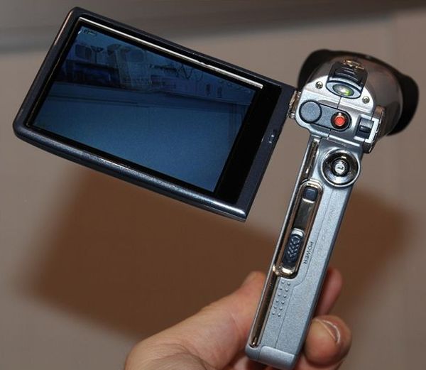 DXG-321, videocámara compacta que graba en 3D