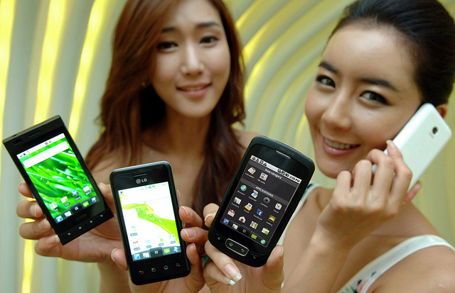 lg-optimus-one-chic-azafatas