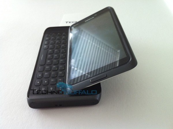 Nokia N9, teclado completo y gran pantalla táctil