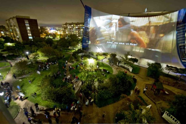 Nokia N8, el móvil táctil de Nokia reproduce una película en una pantalla gigante