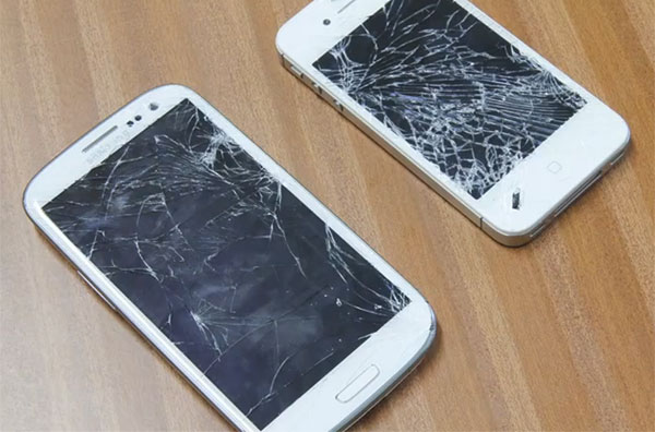 iPhone 4S y Samsung Galaxy S3 sometidos a una prueba de caídas
