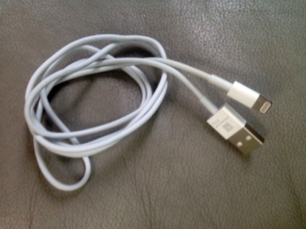 Aparece una supuesta imagen del cable cargador del iPhone 5