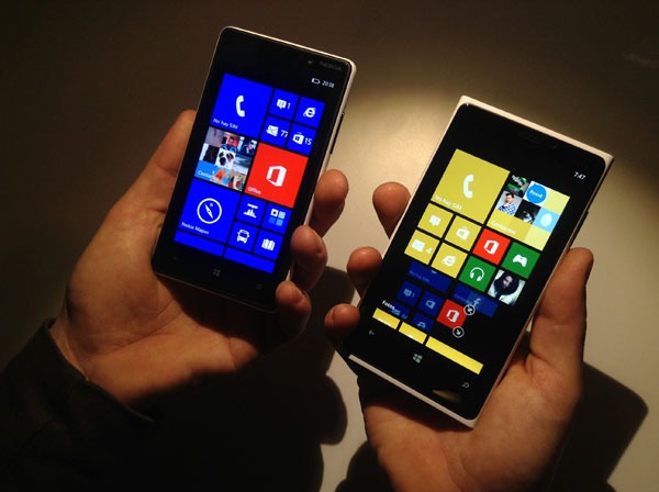 Nokia Lumia 820 vs Nokia Lumia 920 01