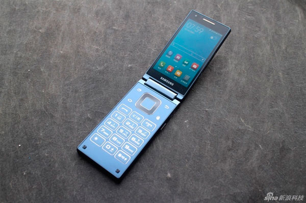 El smartphone de concha de Samsung posa para la cámara
