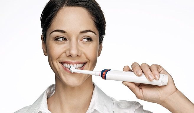 Cómo usar correctamente un cepillo de dientes eléctrico