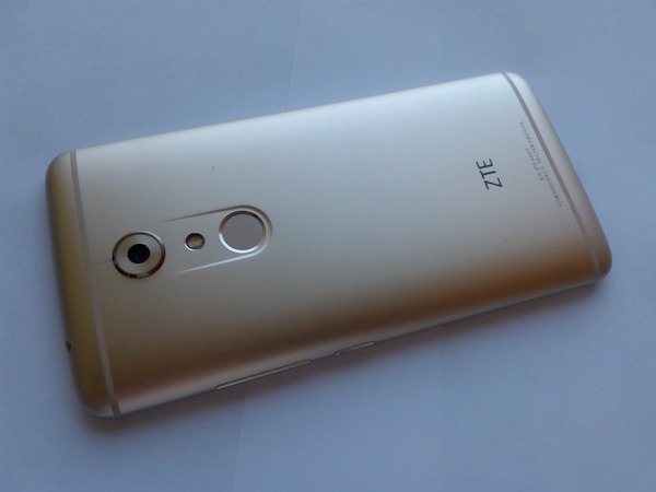 zte axon 7 parte trasera