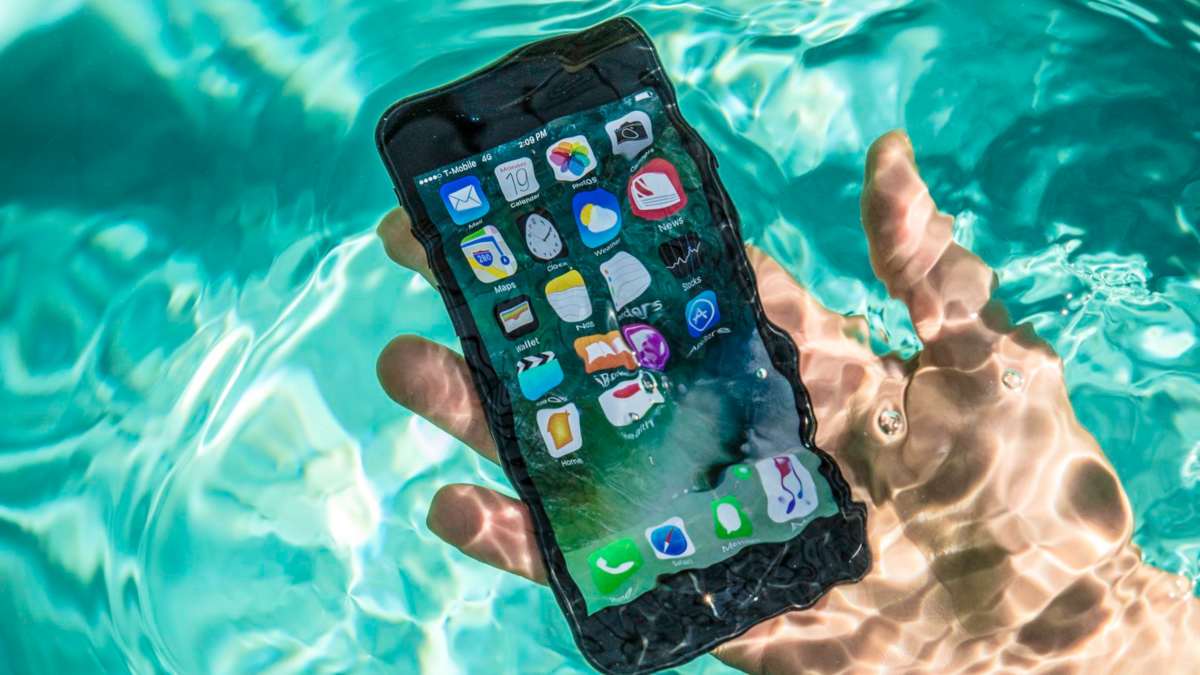 5 cuidados de emergencia que puedes intentar con tu móvil si se cae al agua